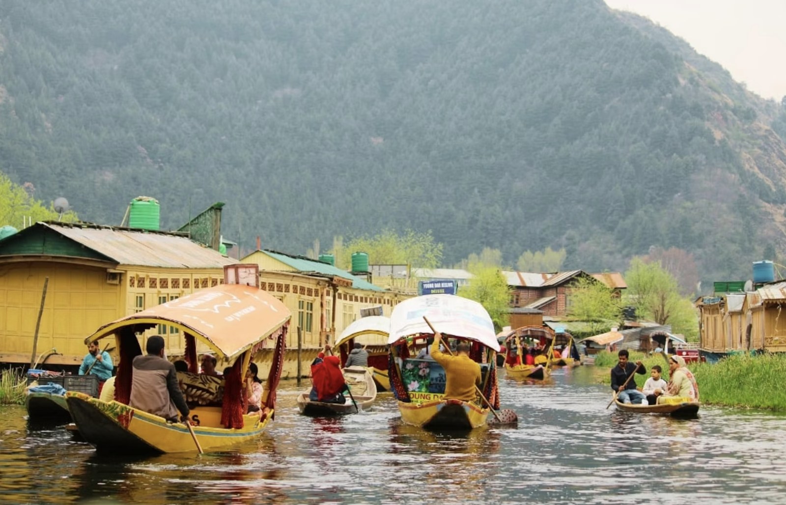 Kashmir Honeymoon Houseboat Escape